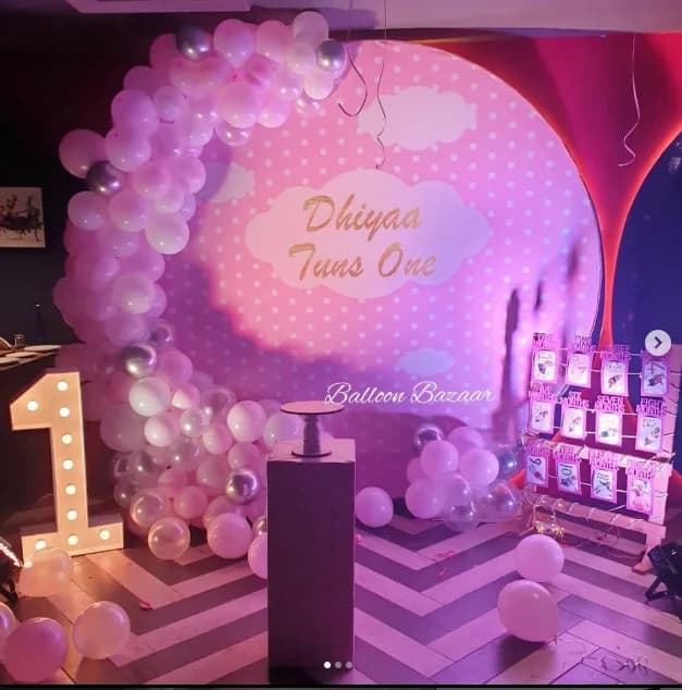 BalloonBazaar birthday balloon decor installation