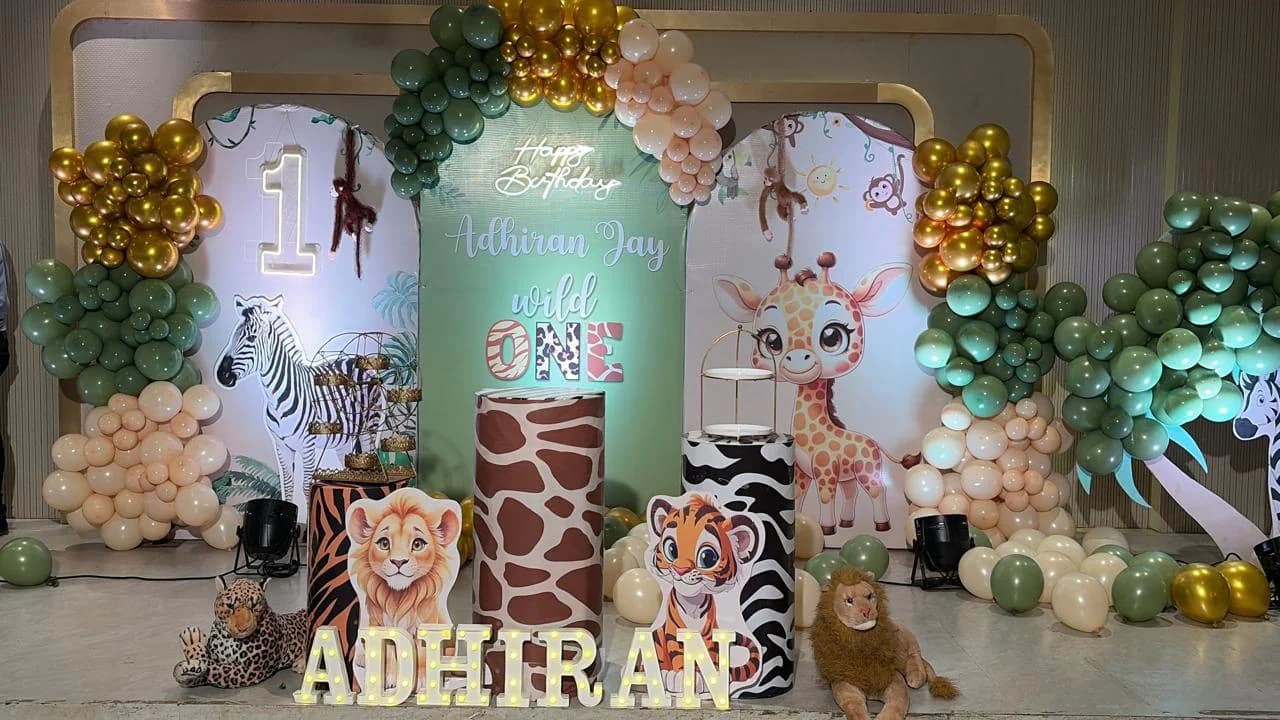 BalloonBazaar themed balloon backdrop installation
