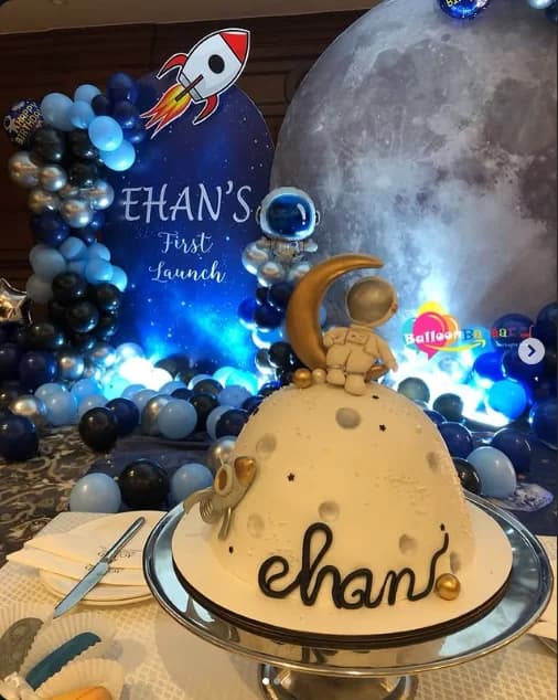 BalloonBazaar themed balloon backdrop installation